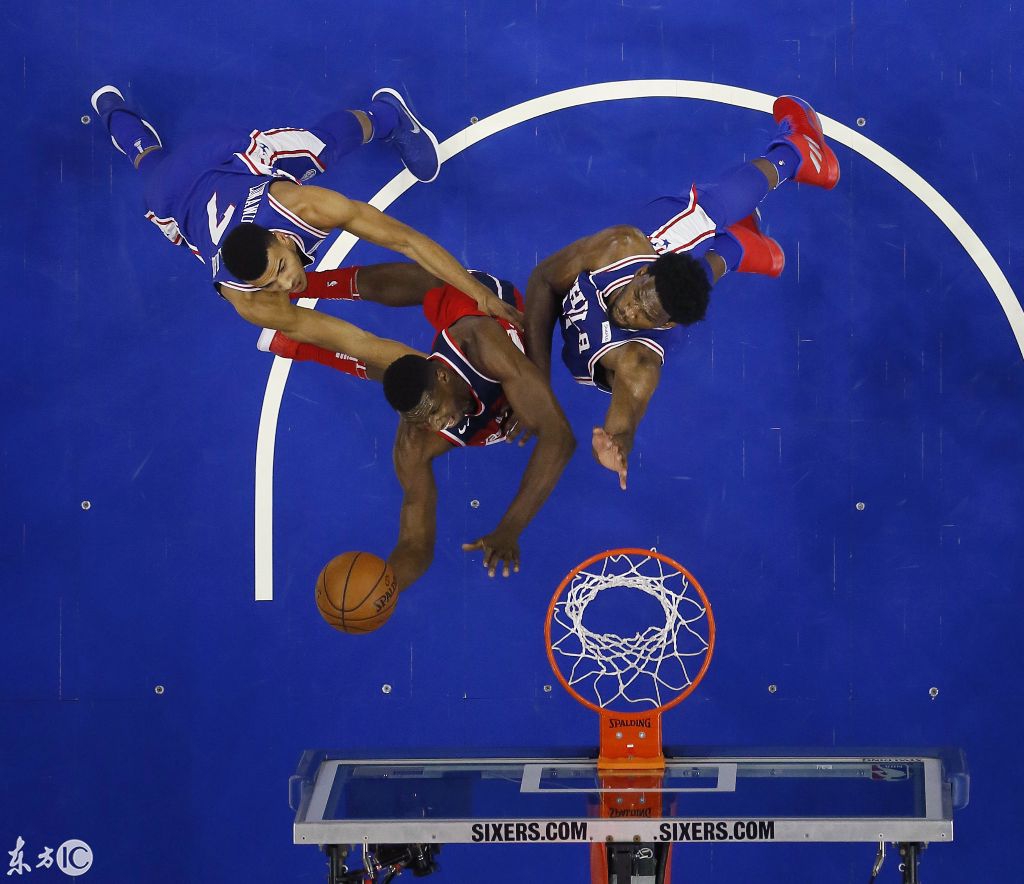 教练战术高明,瞬间调整让球队迅速扭转局势 教练战术高明,瞬间调整让球队迅速扭转局势