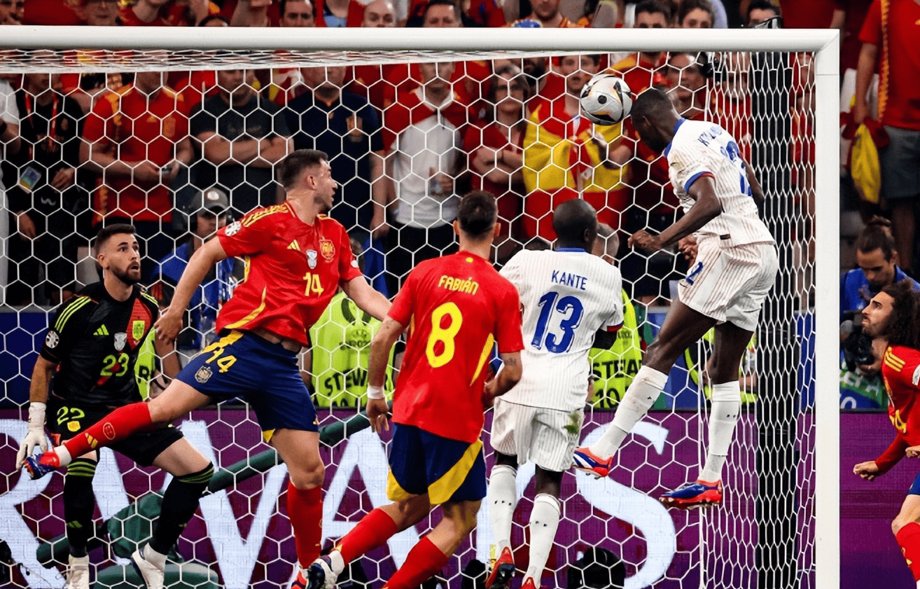 法国队在比赛中展现强大实力，赢得胜利