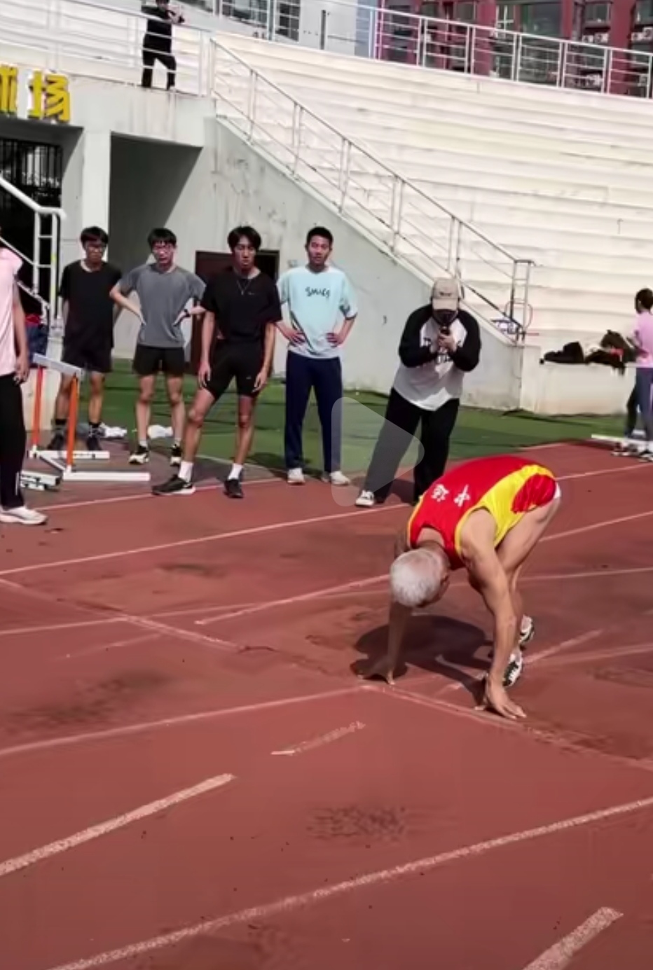 开运体育视频-阿根廷选手在田径赛场上冲刺成功