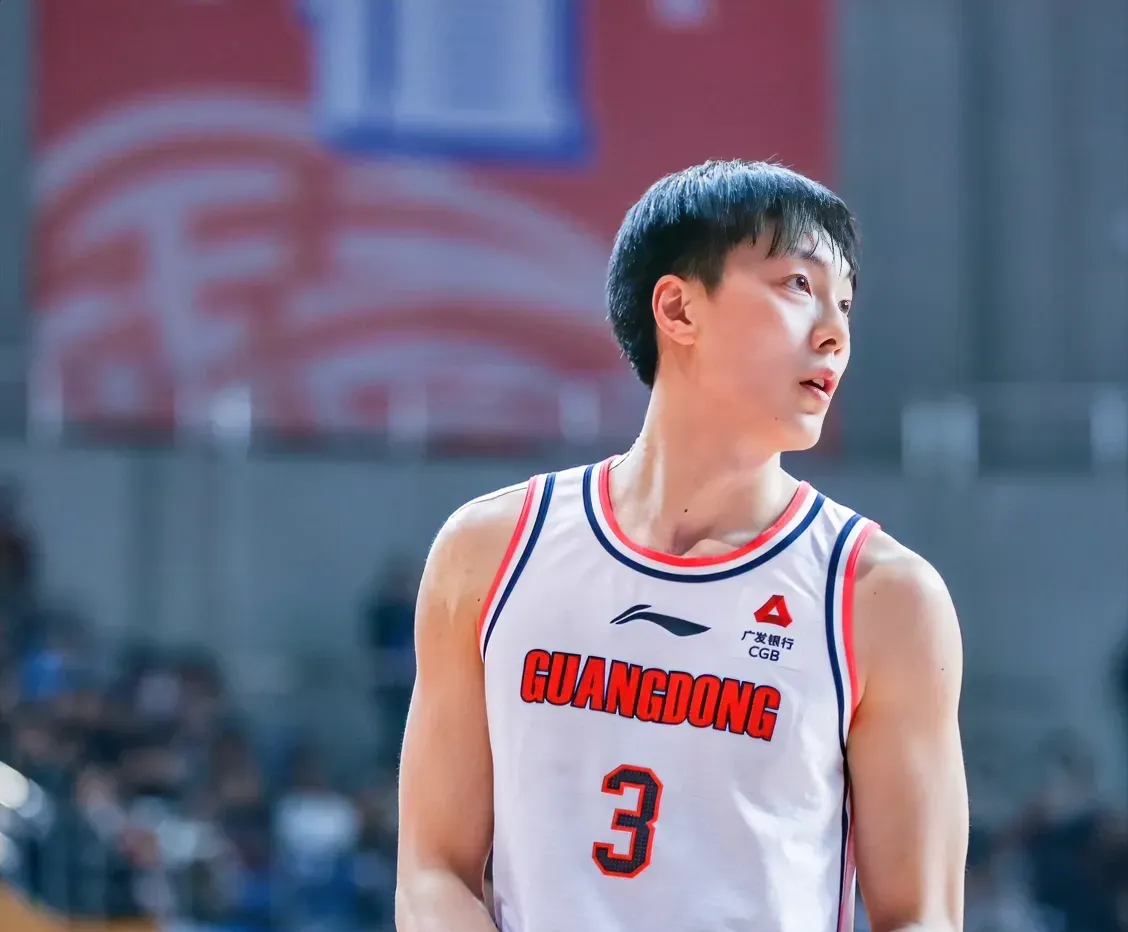 广州男篮发挥出色,取得胜利 广州男篮发挥出色,取得胜利