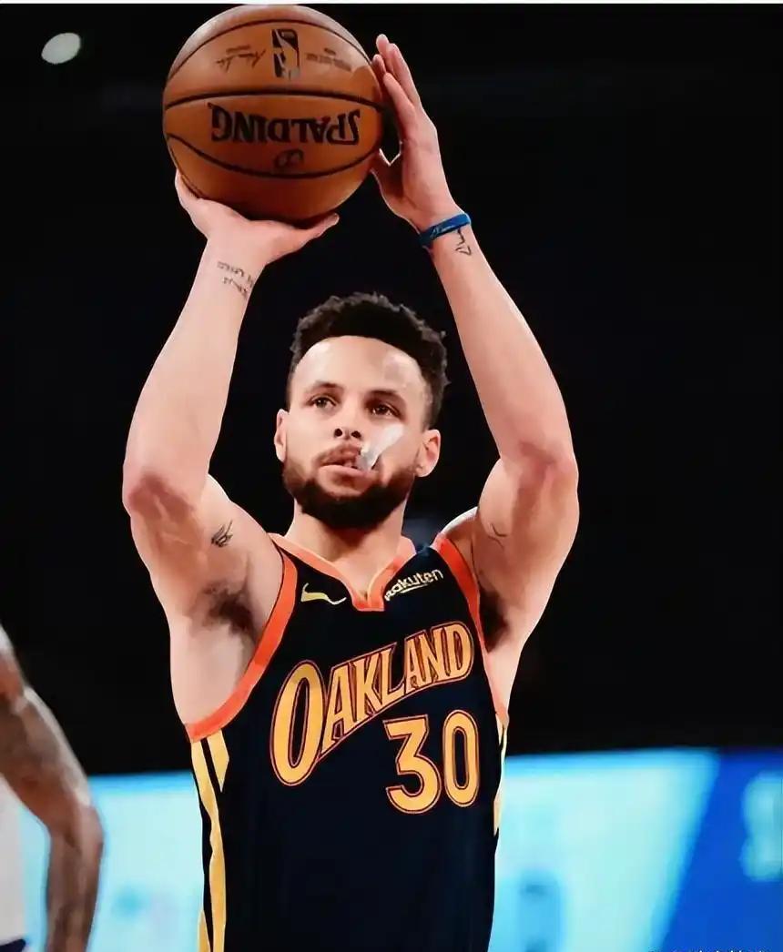 开运体育新闻-体育明星库里在比赛中表现抢眼，力保球队胜利